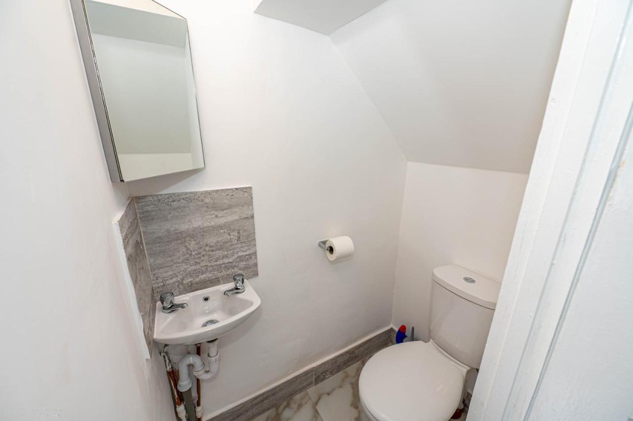 4 Bedrooms,2 Bathrooms House With Free Parking 플럼스테드 외부 사진
