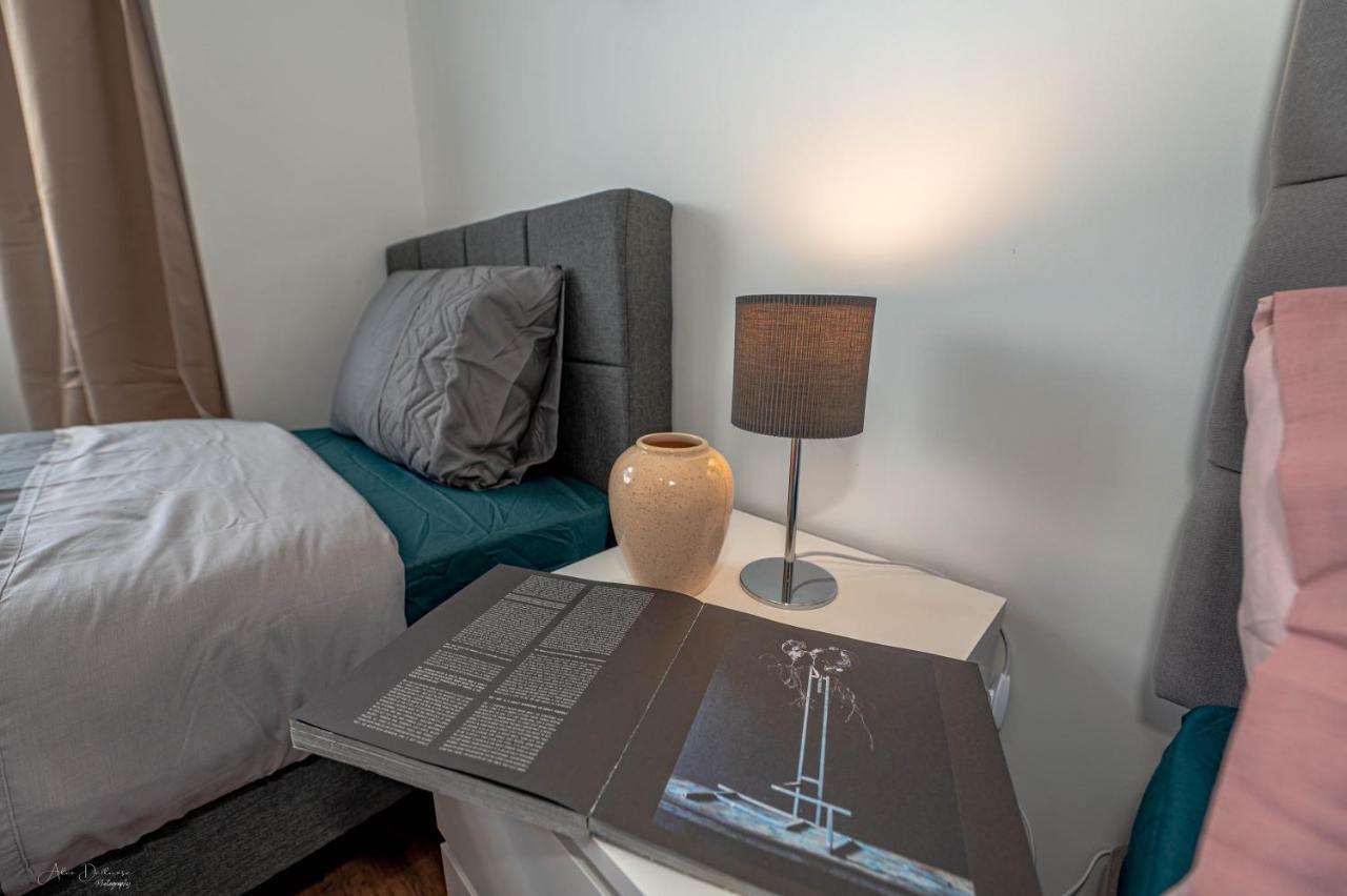 4 Bedrooms,2 Bathrooms House With Free Parking 플럼스테드 외부 사진
