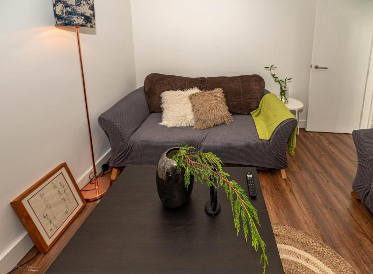 4 Bedrooms,2 Bathrooms House With Free Parking 플럼스테드 외부 사진