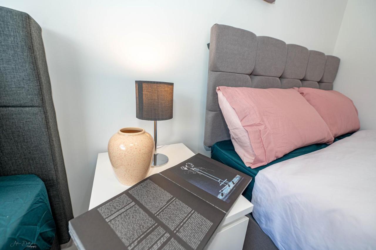 4 Bedrooms,2 Bathrooms House With Free Parking 플럼스테드 외부 사진