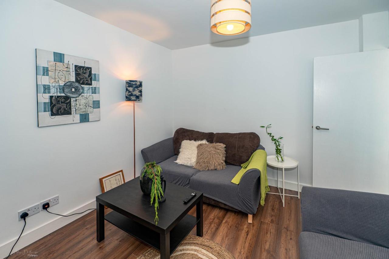 4 Bedrooms,2 Bathrooms House With Free Parking 플럼스테드 외부 사진