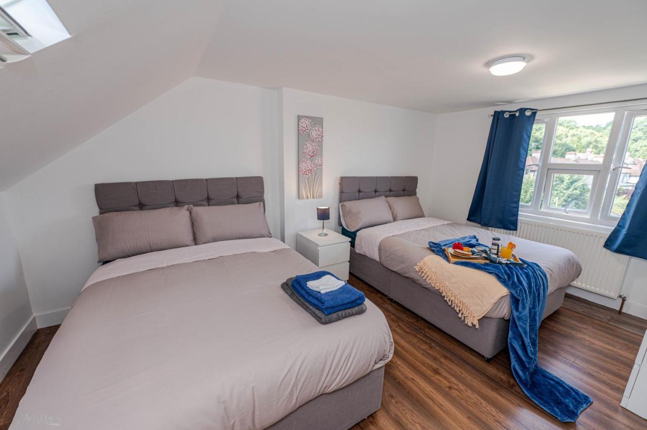 4 Bedrooms,2 Bathrooms House With Free Parking 플럼스테드 외부 사진