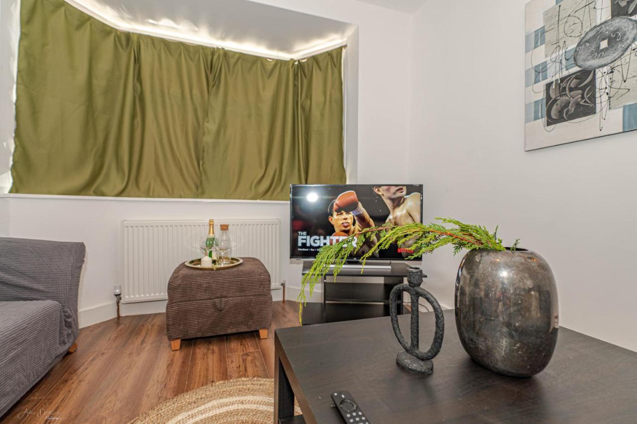 4 Bedrooms,2 Bathrooms House With Free Parking 플럼스테드 외부 사진