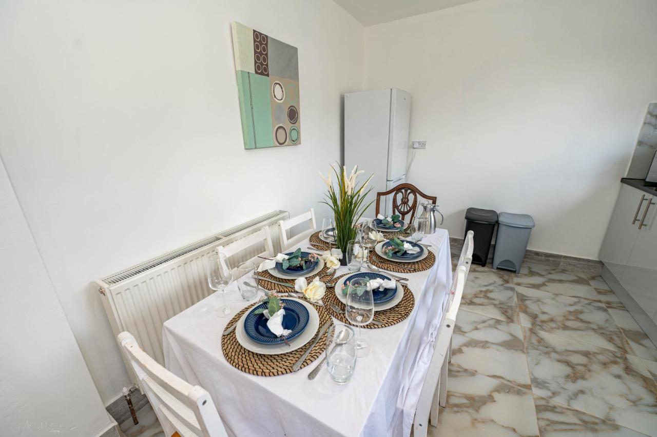4 Bedrooms,2 Bathrooms House With Free Parking 플럼스테드 외부 사진