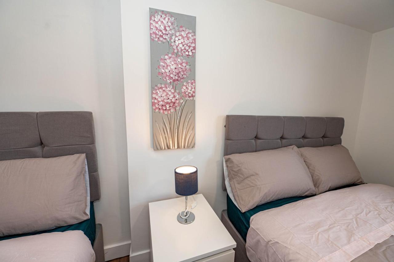4 Bedrooms,2 Bathrooms House With Free Parking 플럼스테드 외부 사진