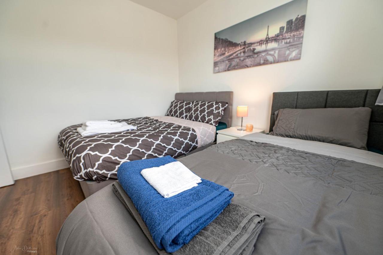 4 Bedrooms,2 Bathrooms House With Free Parking 플럼스테드 외부 사진