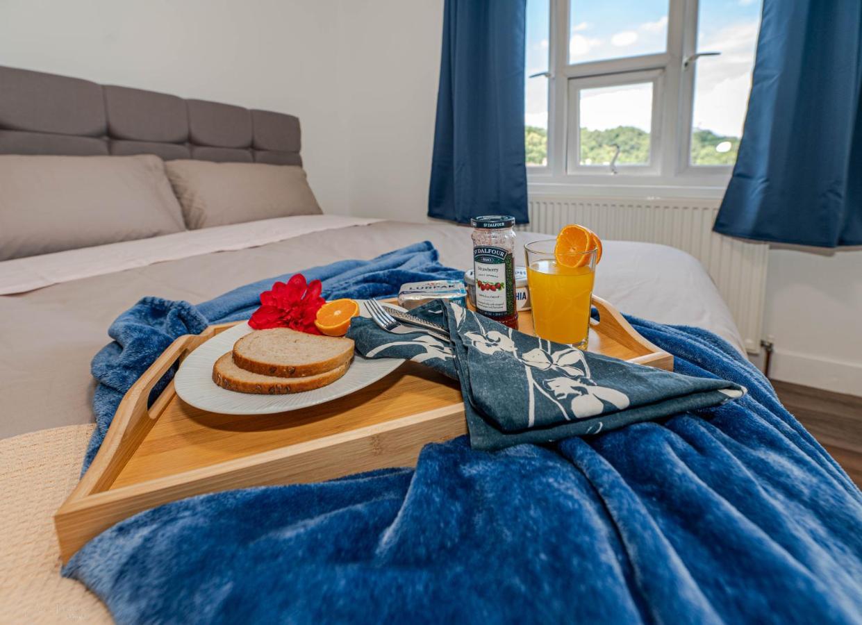 4 Bedrooms,2 Bathrooms House With Free Parking 플럼스테드 외부 사진
