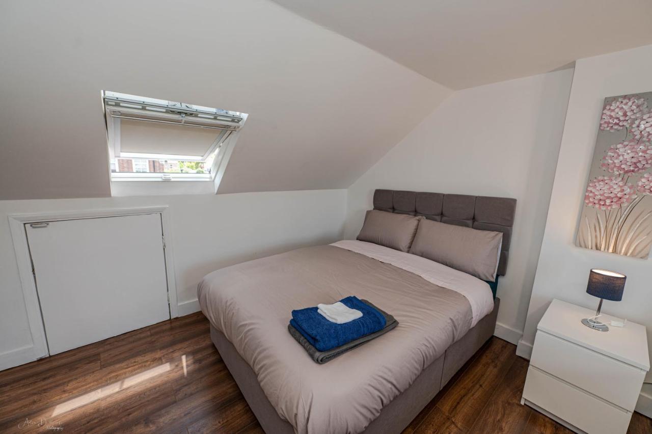 4 Bedrooms,2 Bathrooms House With Free Parking 플럼스테드 외부 사진