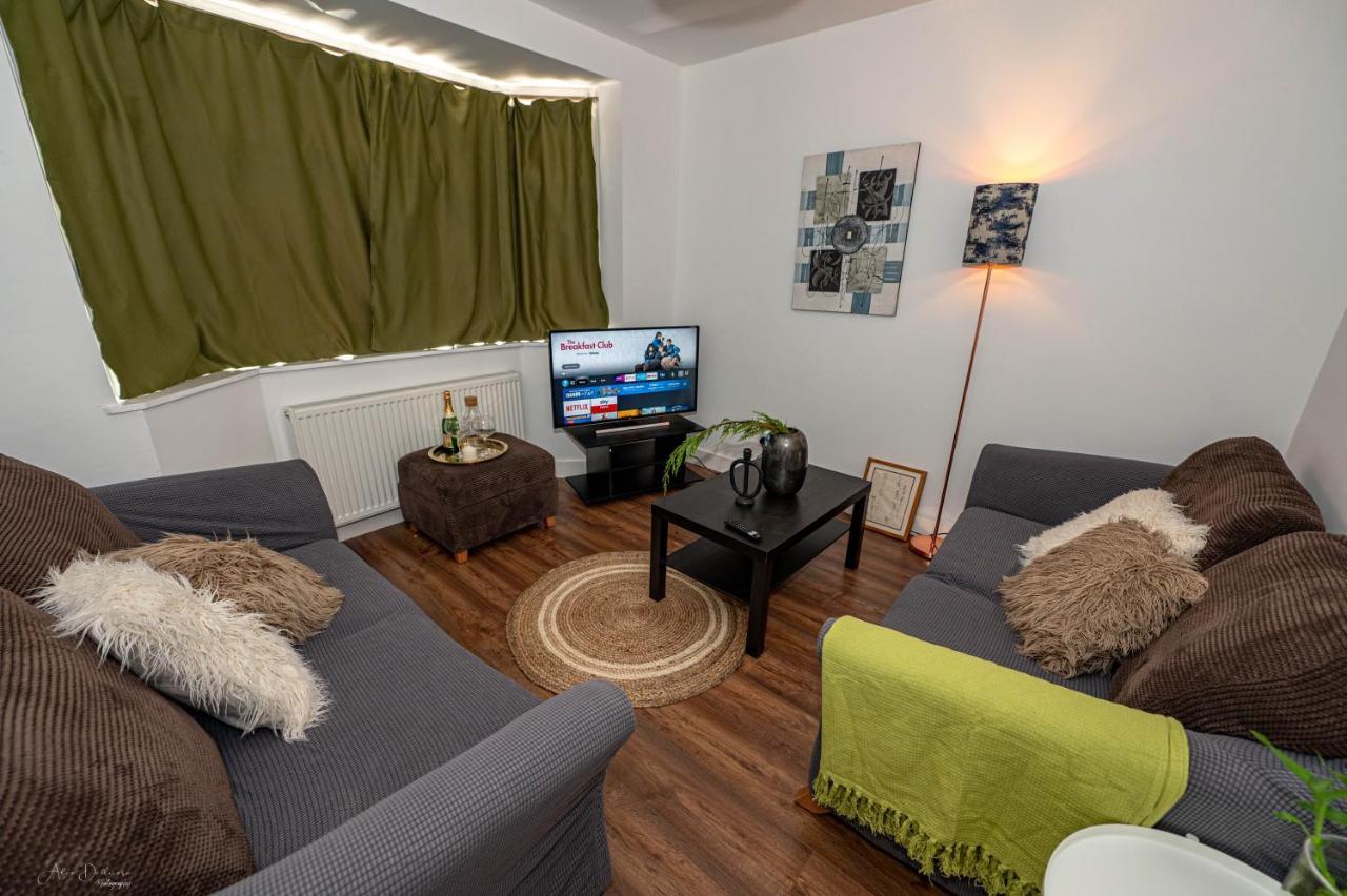 4 Bedrooms,2 Bathrooms House With Free Parking 플럼스테드 외부 사진