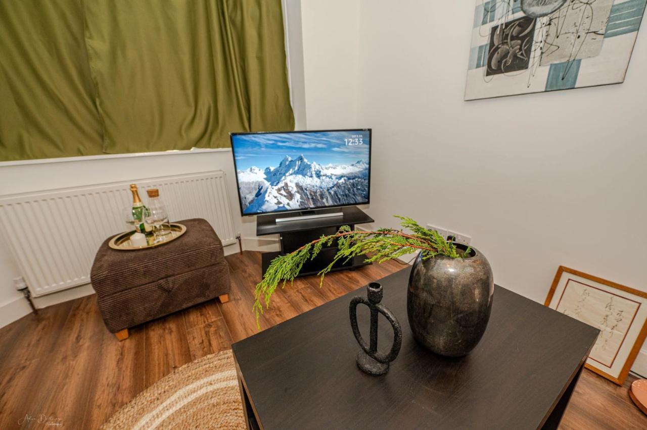 4 Bedrooms,2 Bathrooms House With Free Parking 플럼스테드 외부 사진